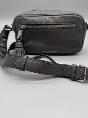 Marc Jacobs M0011978 Zoom Leather Crossbody Bag Faded Aluminum Adjustable Strap